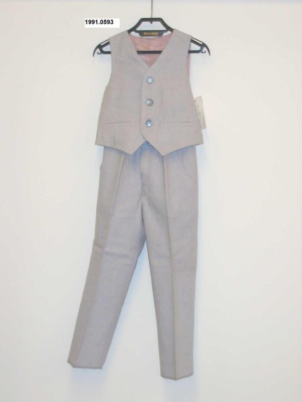 Ensemble in beige synthetische stof bestaande uit broek en gilet