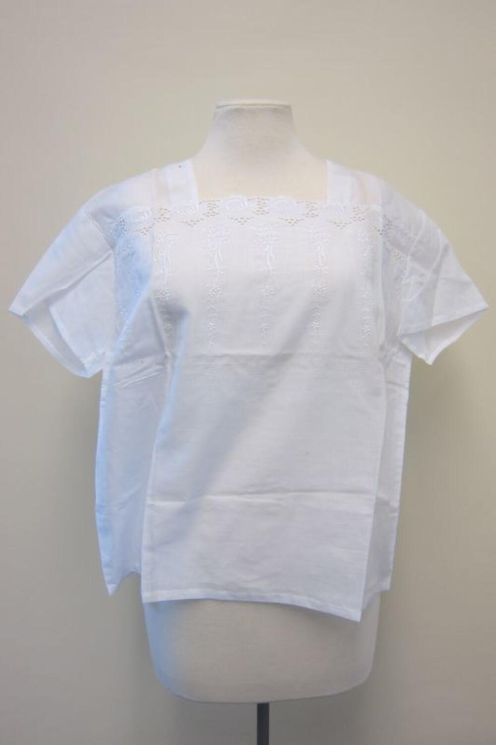 Blouse in wit machinaal borduurwerk in batist
