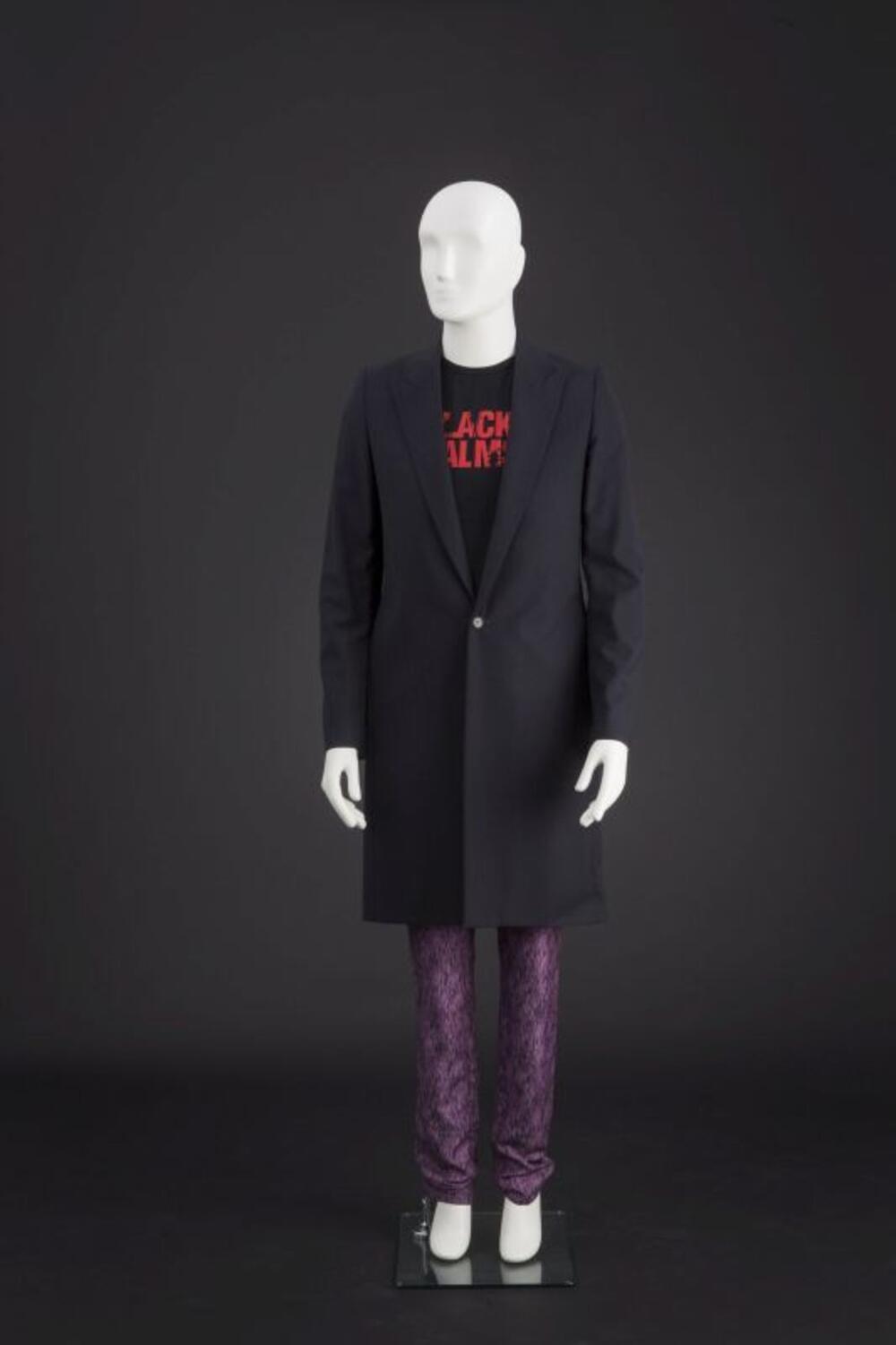 Ensemble bestaande uit mantel, broek en T-shirt