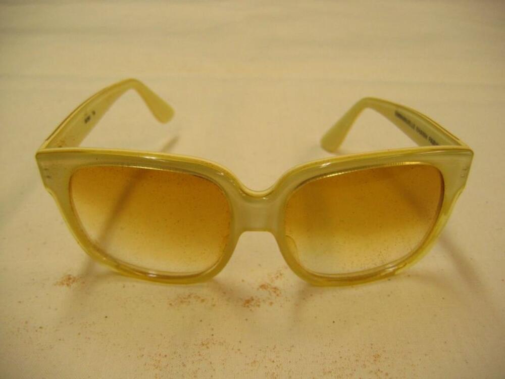 Zonnebril in geelbeige plastic