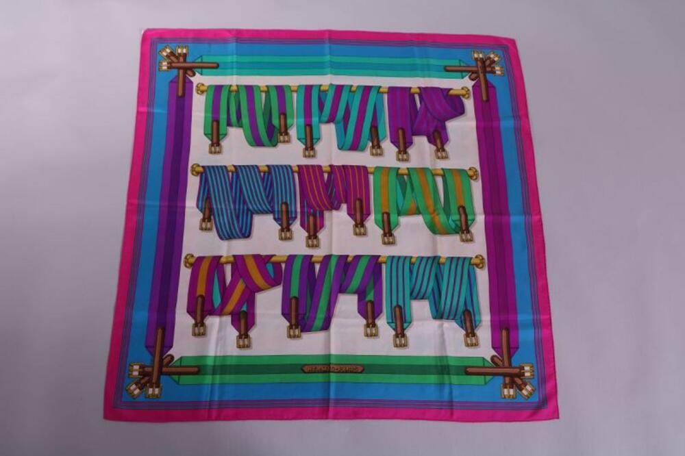 Foulard in paarse, fuchsia, groene en blauwe zijde met print