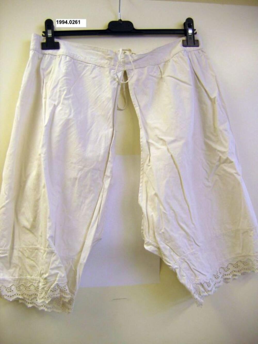 Onderbroek in wit katoen afgewerkt met broderie anglaise