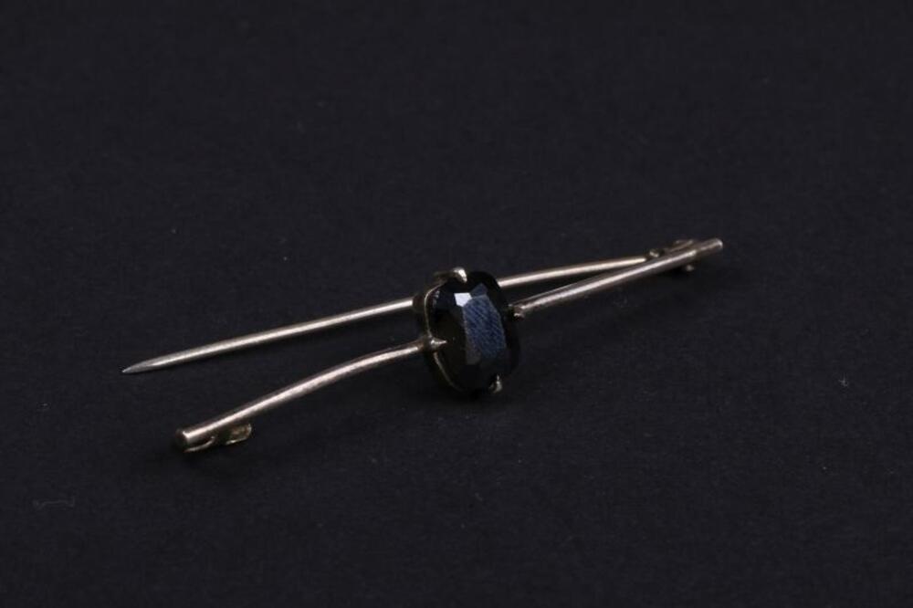 Borstspeld in zilver met zwarte steen