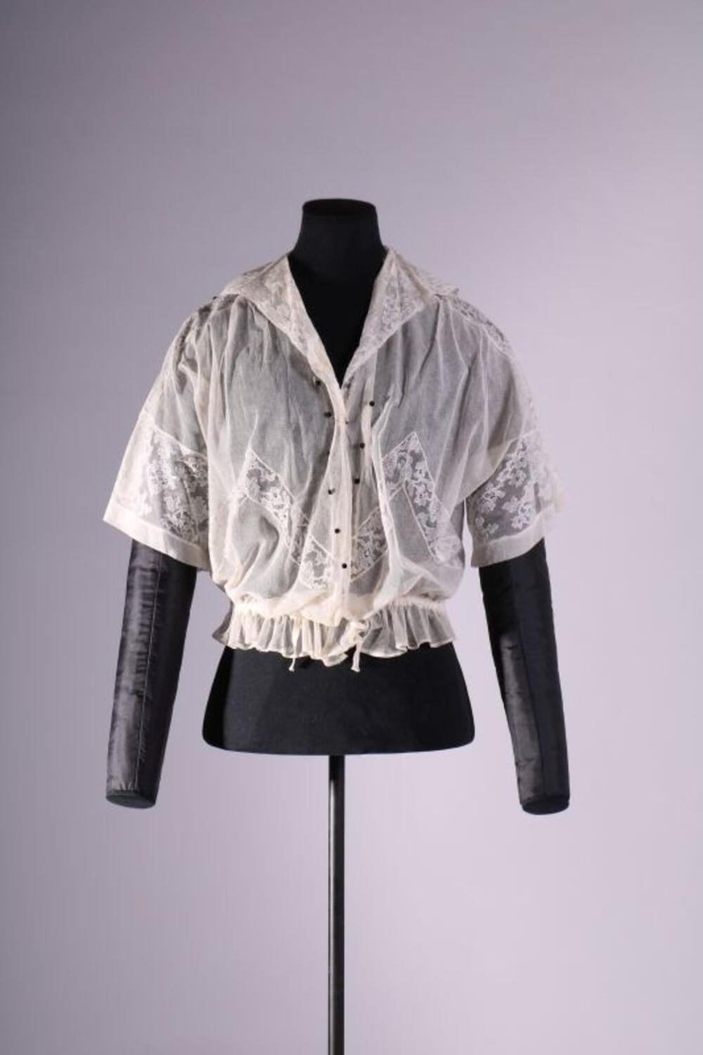 Blouse in ecrukleurige tule versierd met kant