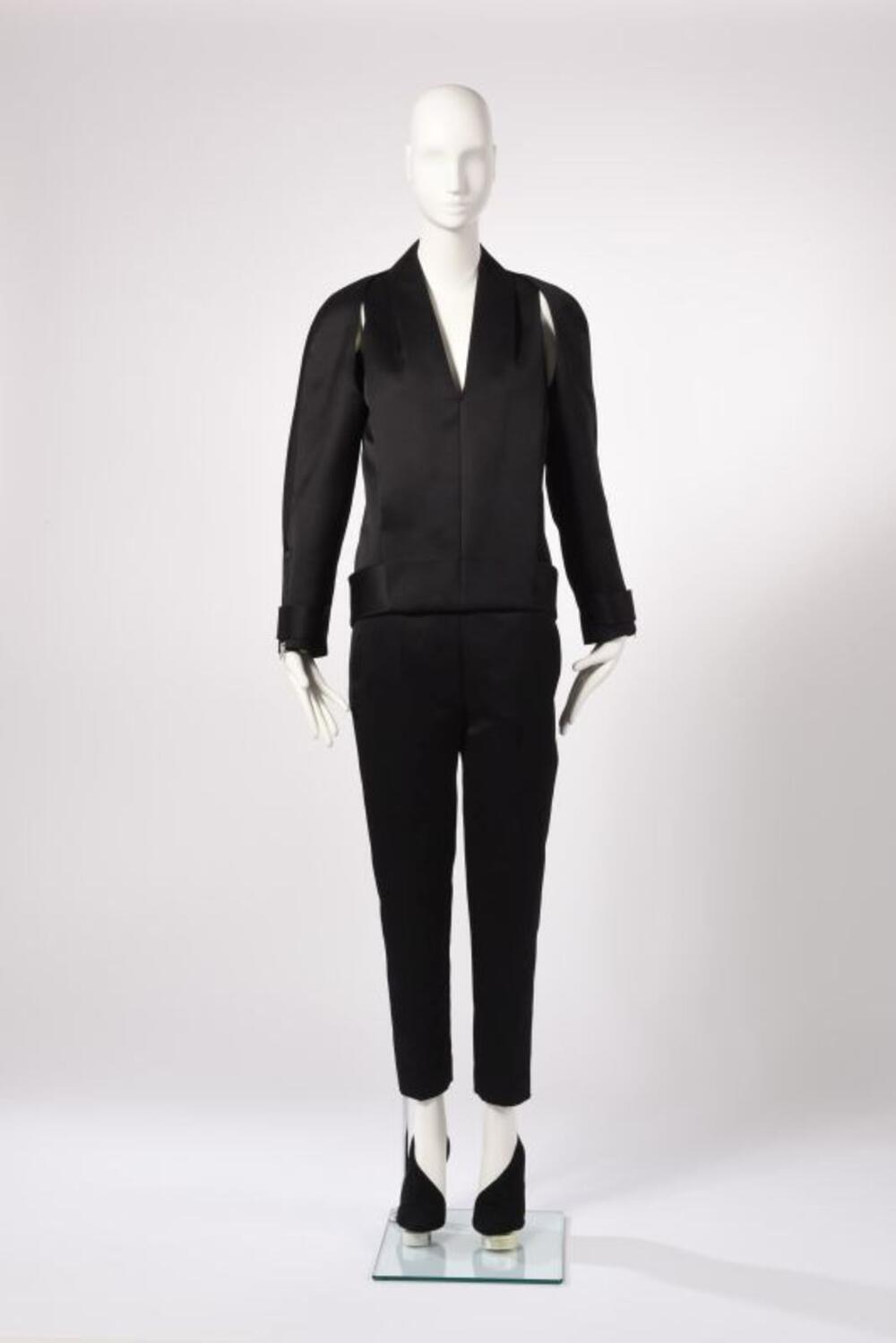 Ensemble bestaande ui zwarte jumpsuit en pumps