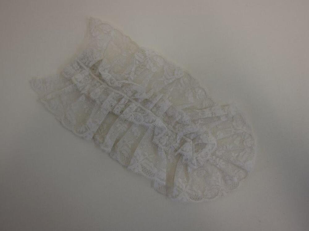 Jabot in witte kant