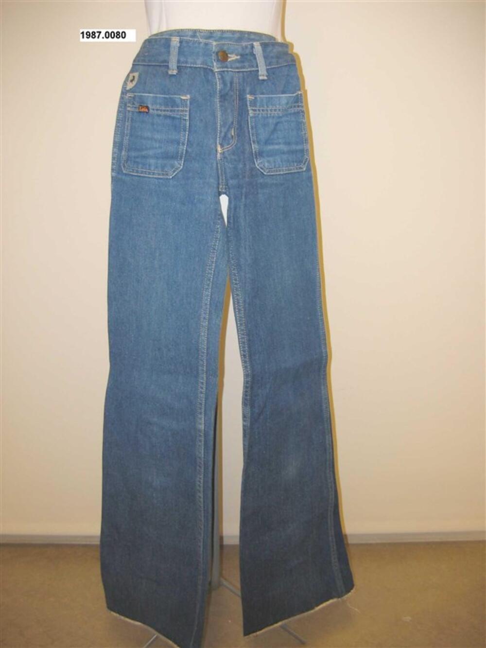 Jeansbroek met vooraan opgestikte zakken en wijd uitlopende pijpen.