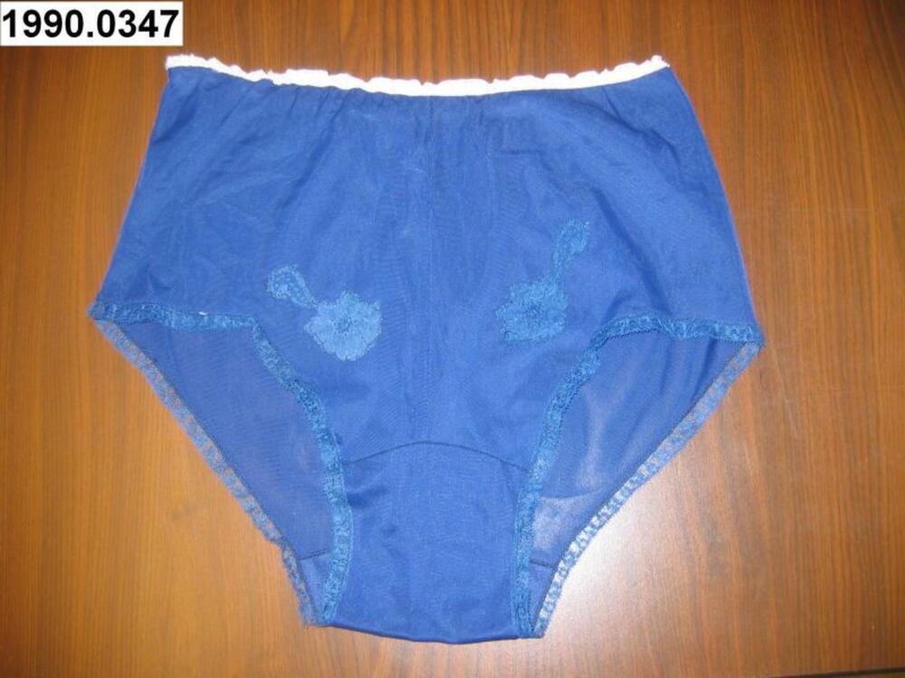 Onderbroek in blauwe nylon met bloemen applicaties