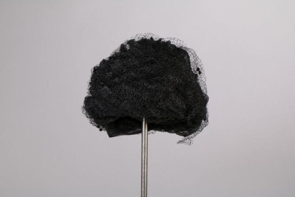 Hoed in zwarte nylon met voilette en strik in zwarte nylon