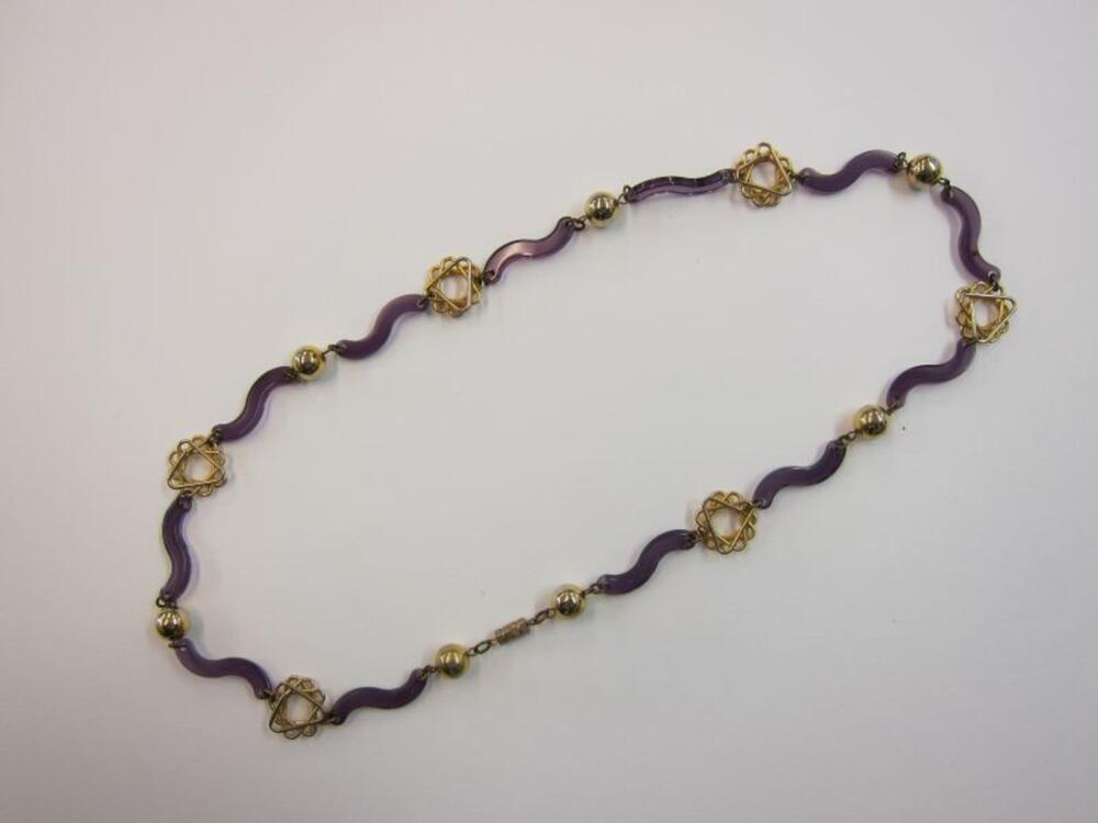 Halsketting in lila plastic met goudkleurige metalen schakels