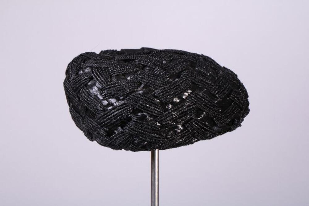 Hoed in zwarte raffia en nylon