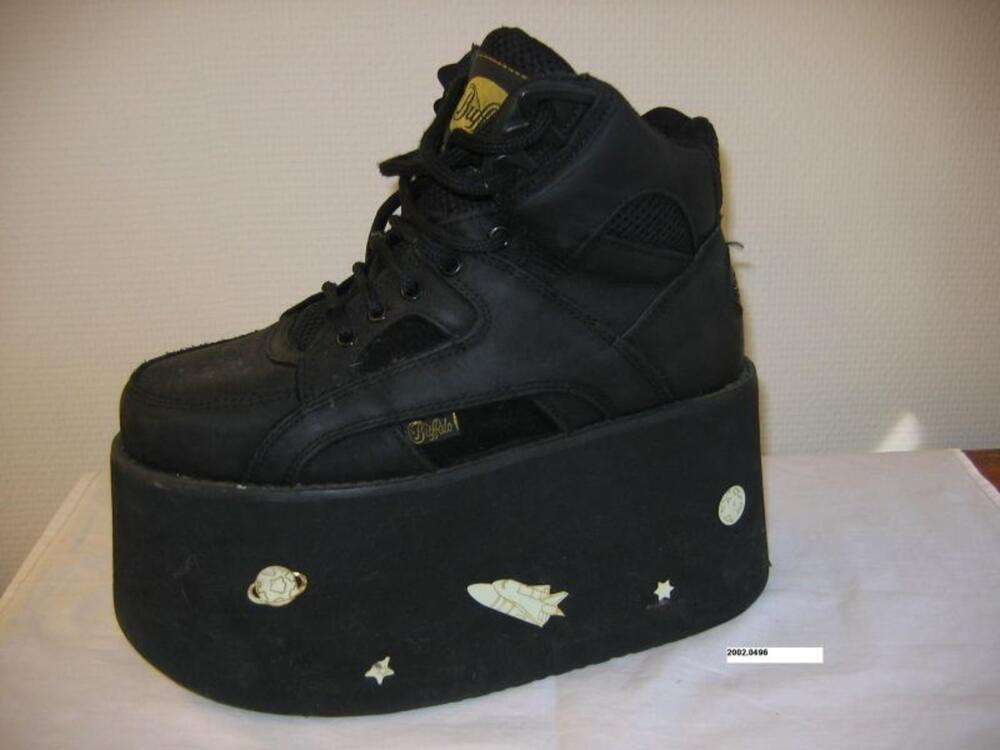 Sneakers in zwart leer en stof met hoge plateauzolen