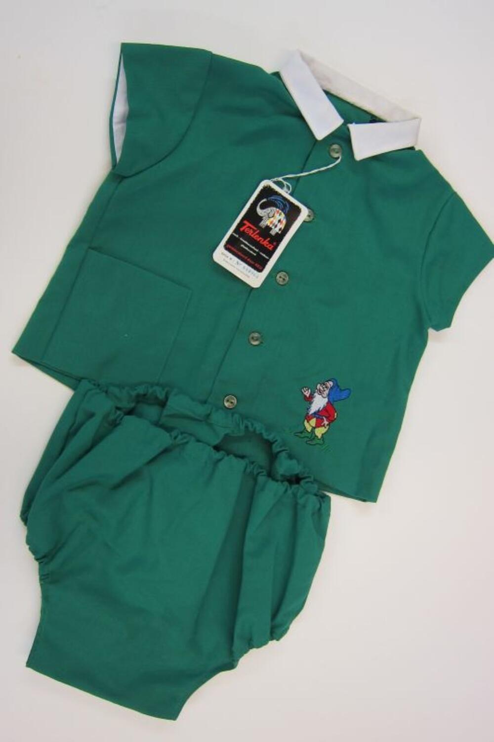 Ensemble in groene terlenka
