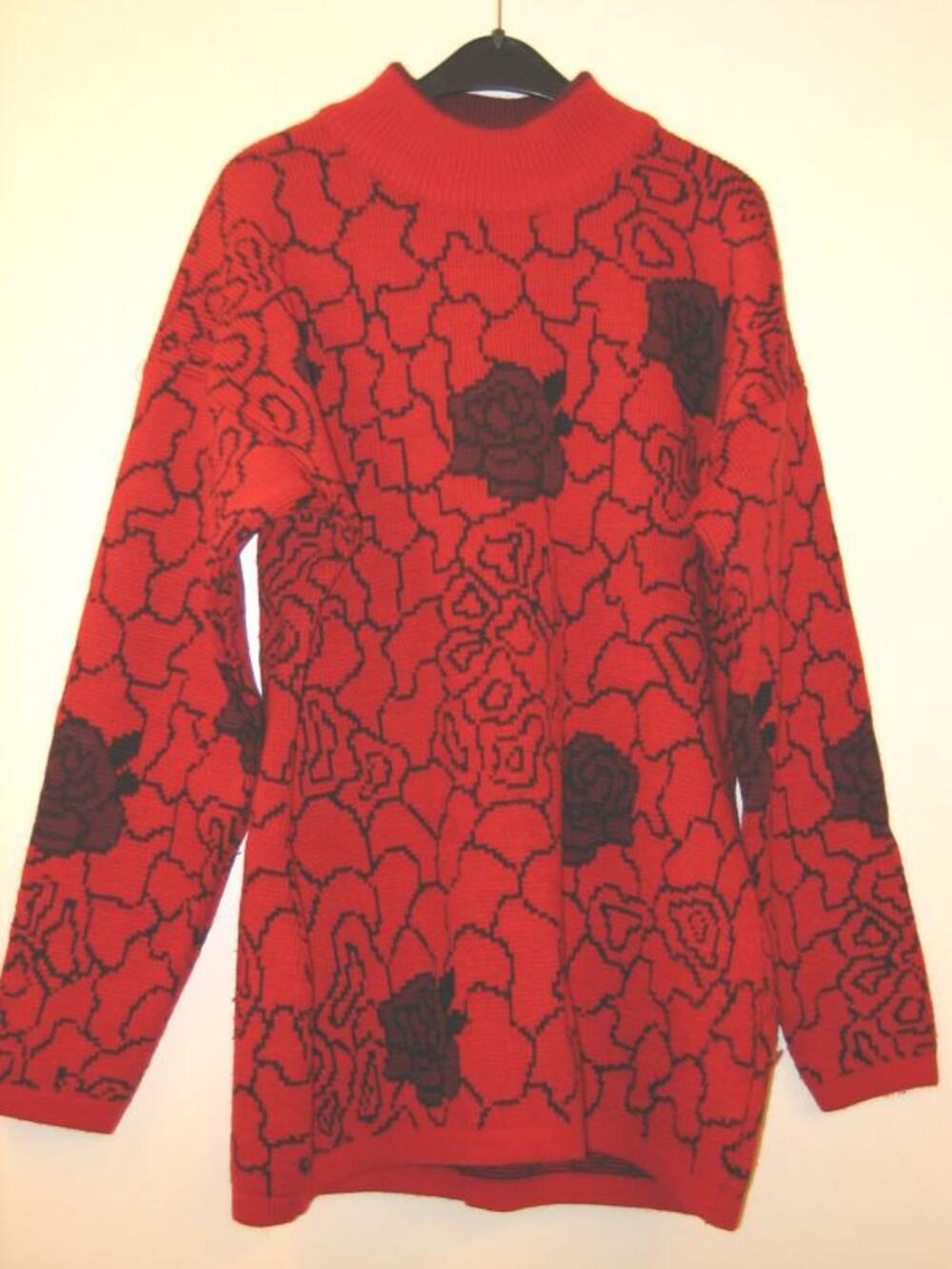 Trui in rood breiwerk met bloemenmotief