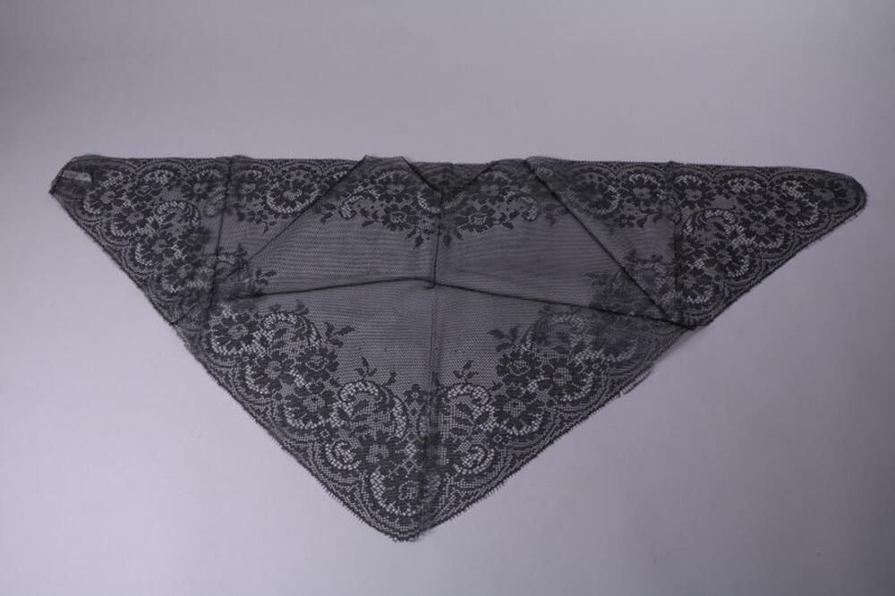 Kleine zwarte mantilla in synthetische kant