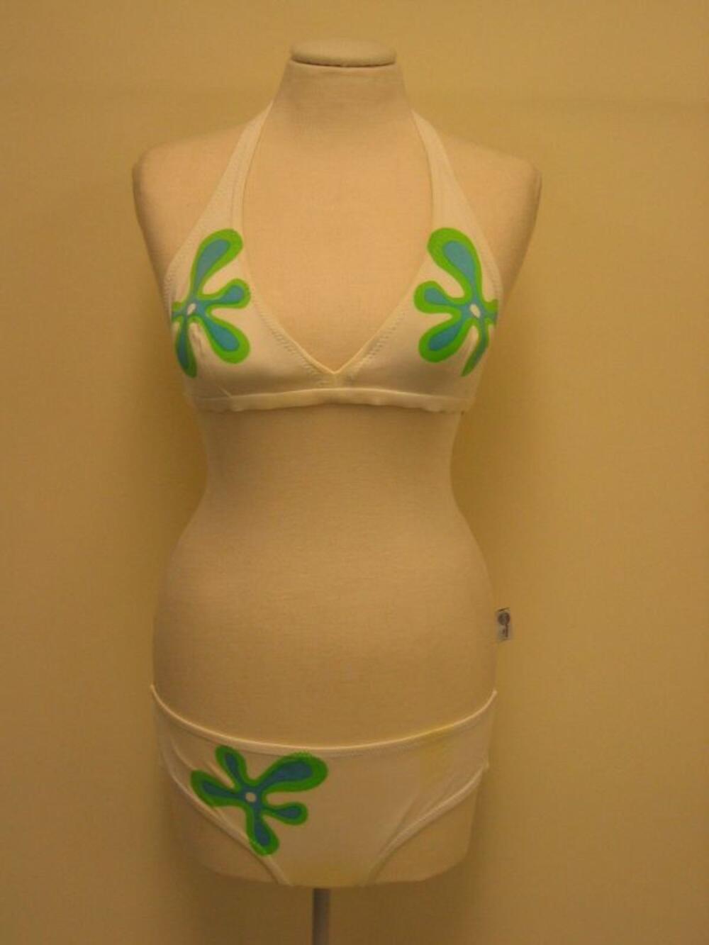 Bikini in witte tricot met groene en blauwe gestilleerde bloemen bestaande uit bustehouder en…