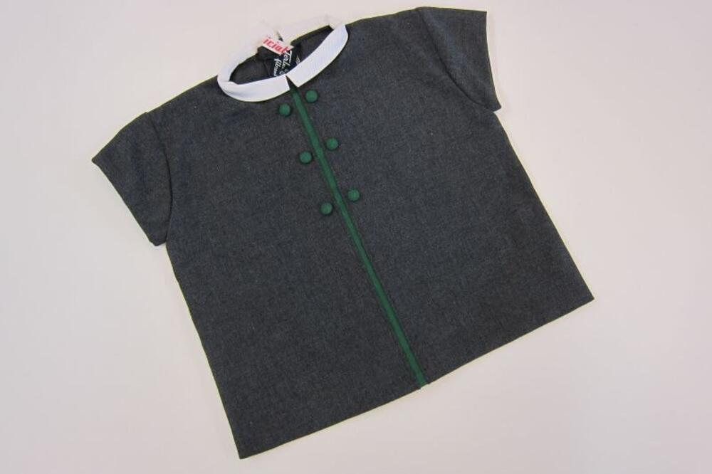 Ensemble in grijze terlenka bestaande uit blouse en