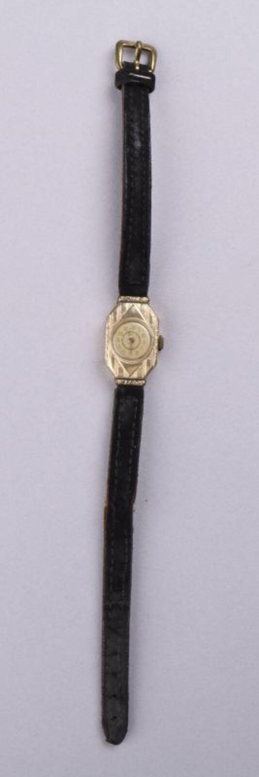 Horloge in goudkleurig metaal en polsband in bruin leer