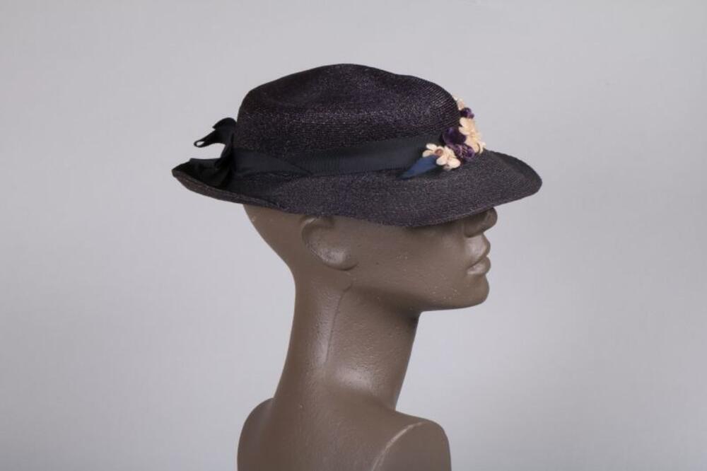 Hoed in donkerblauw strolint met wit en paarse bloemen in fluweel