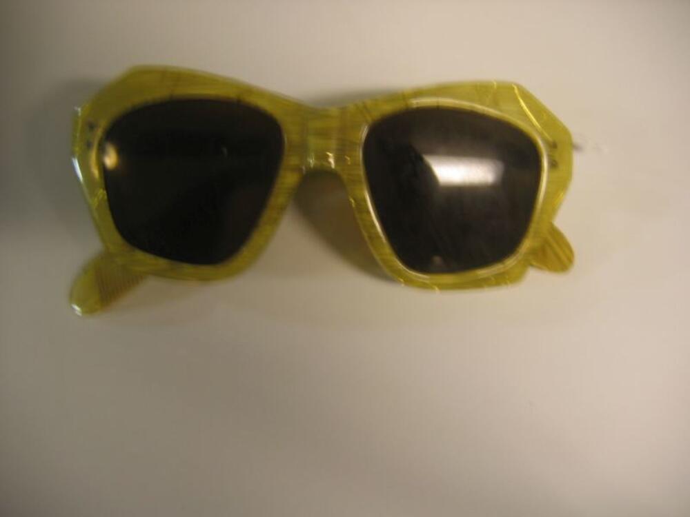 Zonnebril met donkere glazen en lichtgroene plastic montuur