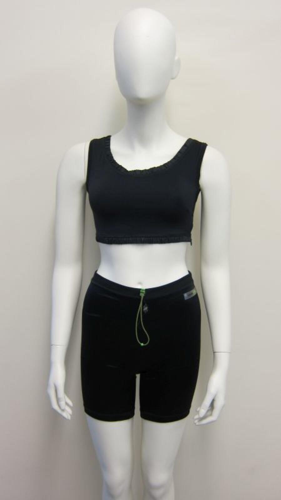 Zwart aerobicpak bestaande uit top en korte broek