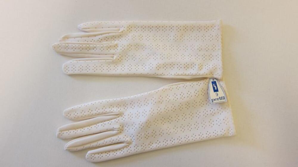 Handschoenen in ecrukleurige nylon met perforatie aan de bovenkant
