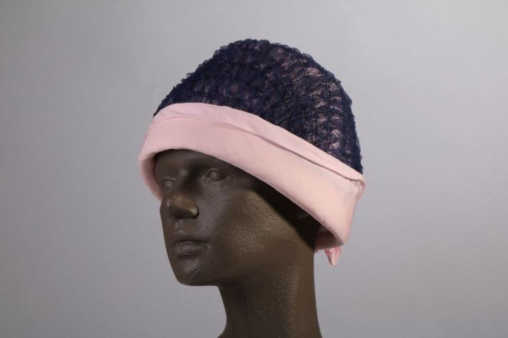 Hoed in blauwe en roze voile
