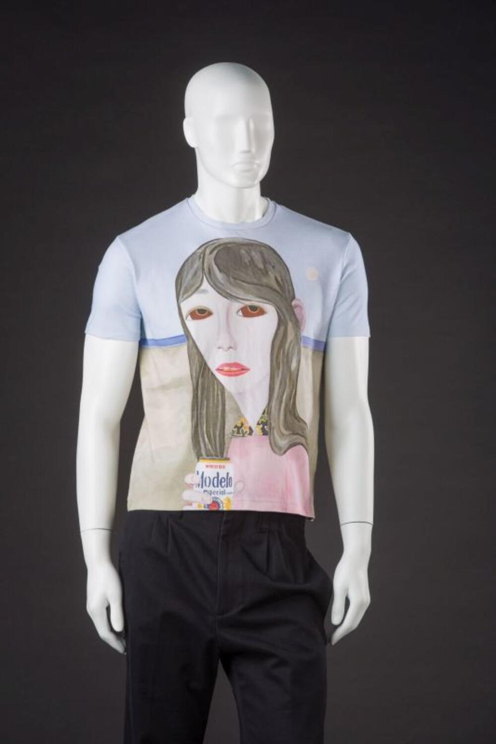 Lichtblauw T-shirt met print van een vrouwenhoofd
