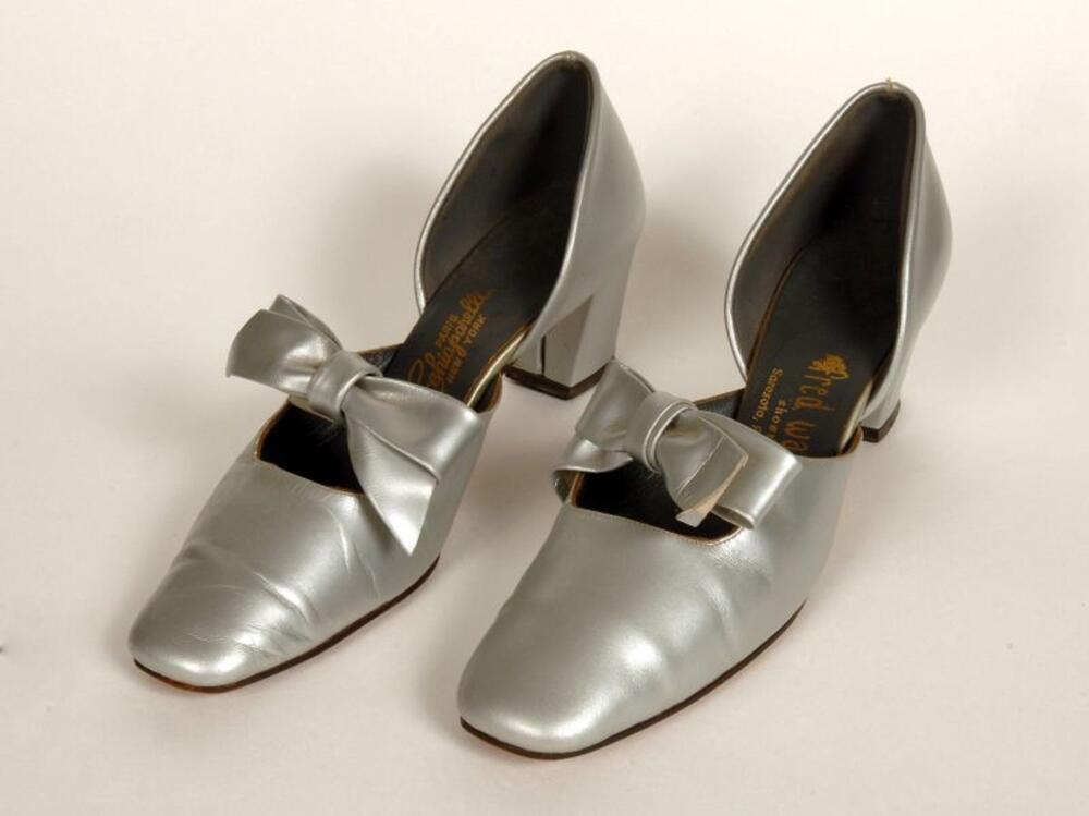 Pumps in zilverkleurig leer met strik