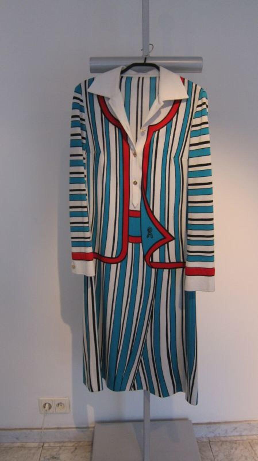 Jurk met trompe l'oeil effect in turkoois, rood en wit