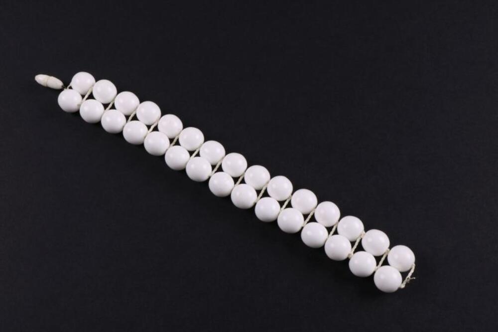 Armband met dubbele rij witte glazen kralen