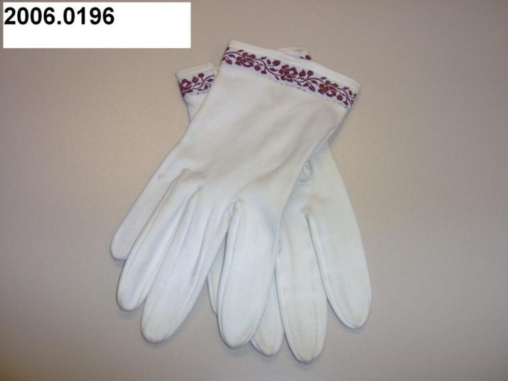 Handschoenen in wit synthetisch materiaal versierd met een lint met geborduurde bloemen