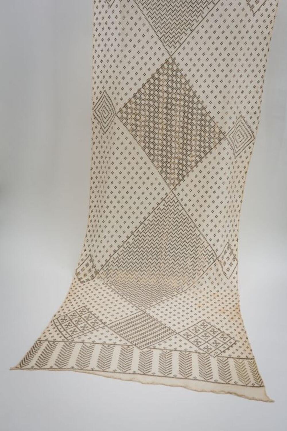 Ecrukleurige stola met goudkleurige draad doorweven.