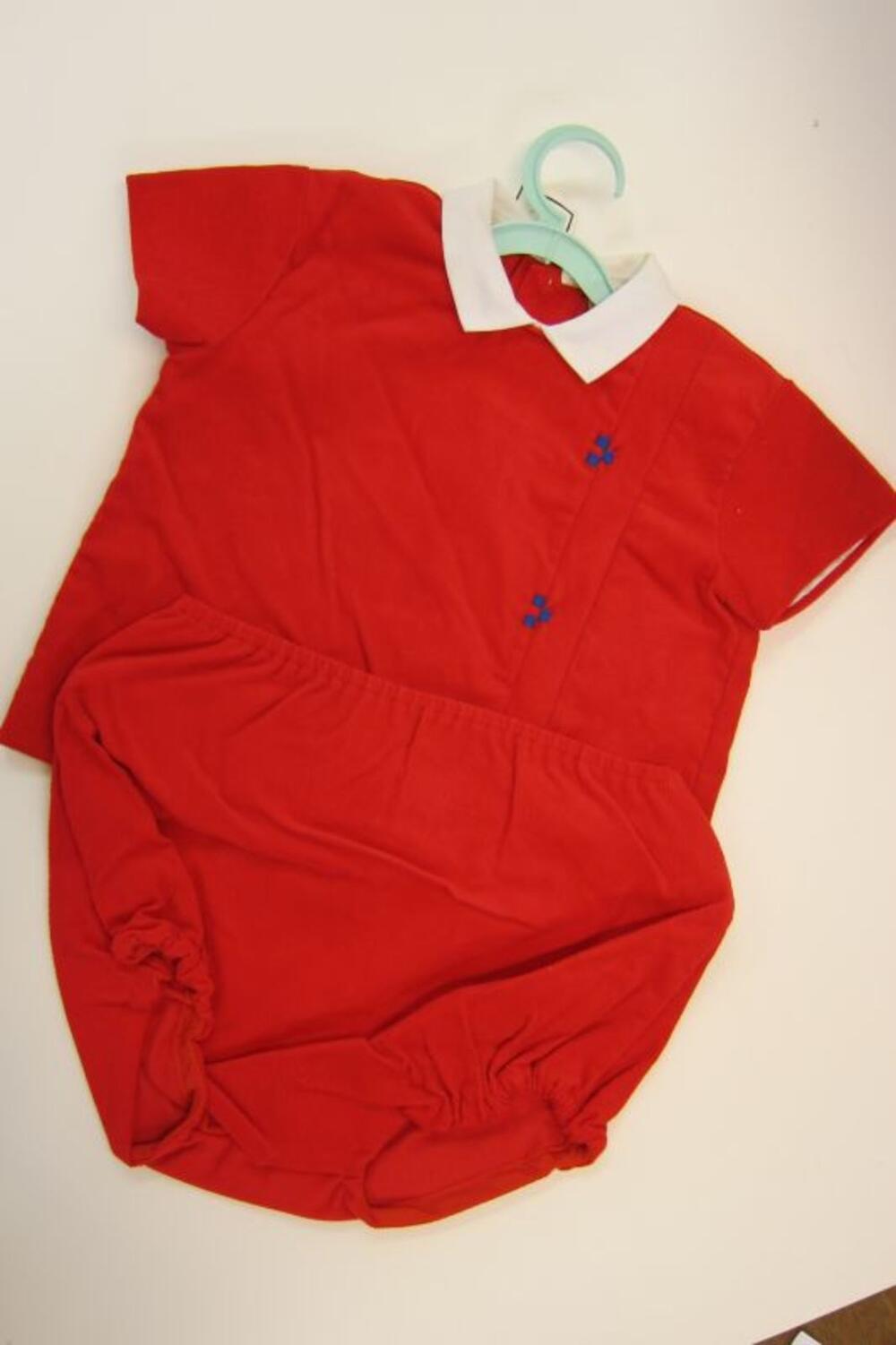Ensemble in rood ribfluweel bestaande uit t-shirt en kort broekje