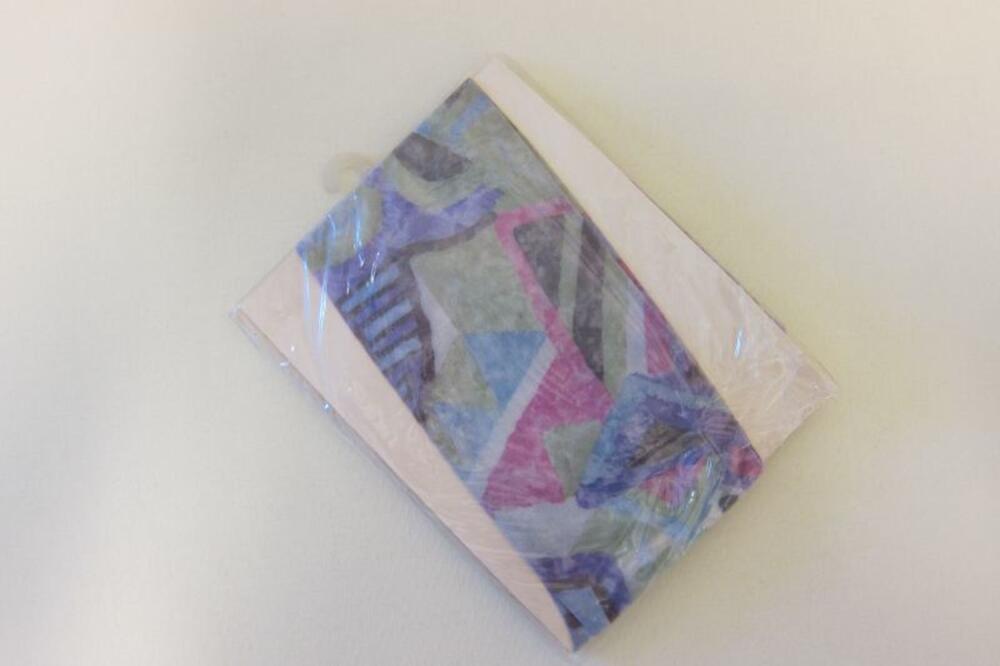 Panty in paarse, groene, blauwe en roze mousse tricot