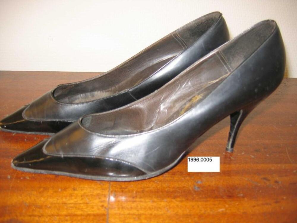 Schoenen in zwart leer met naaldhak en puntige neus