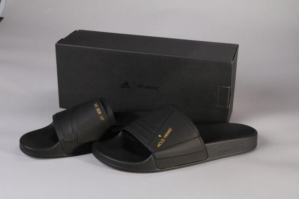 Slippers in zwart synthetisch materiaal