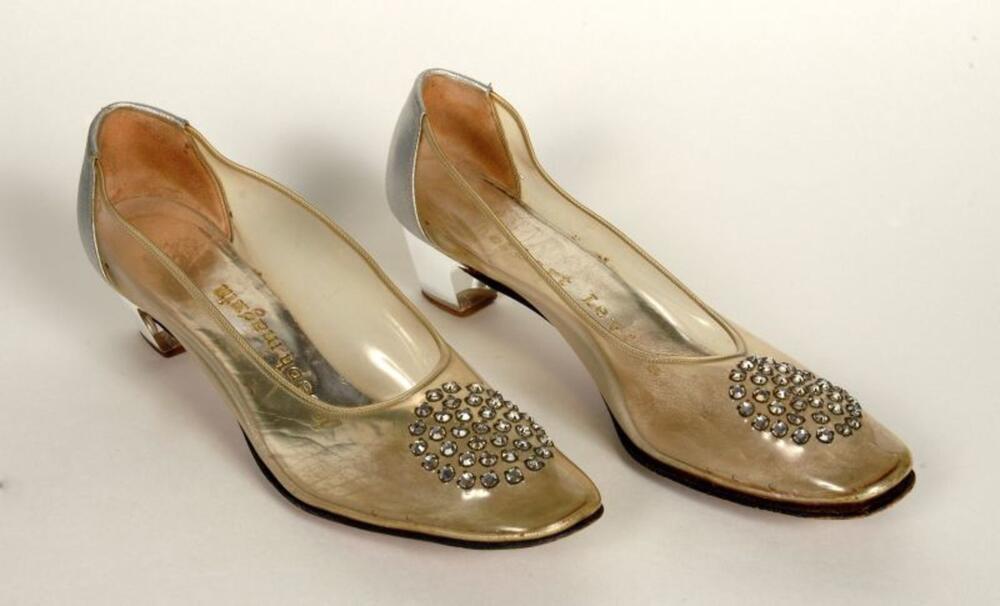 Schoenen in doorschijnend plastic versierd met strasstenen