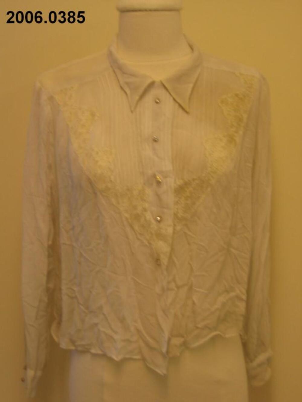 Blouse in ecrukleurige crêpe met kant