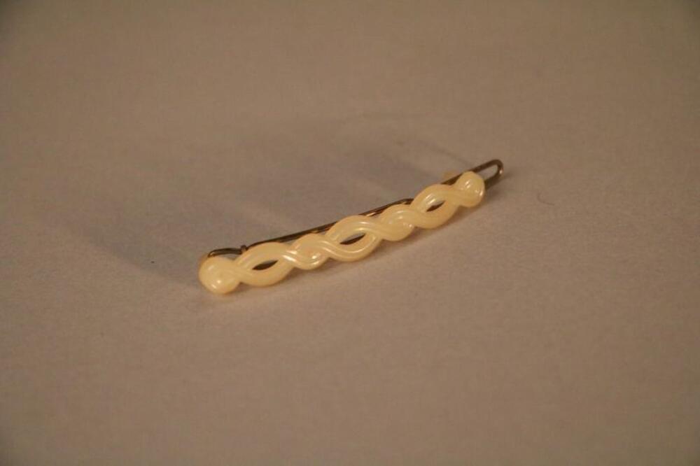 Haarspeld in ecrukleurig plastic