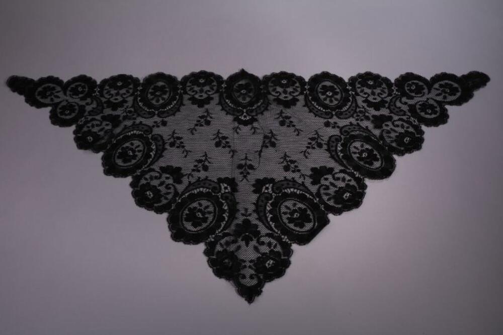 Zwart driehoekige mantilla in machinale kant