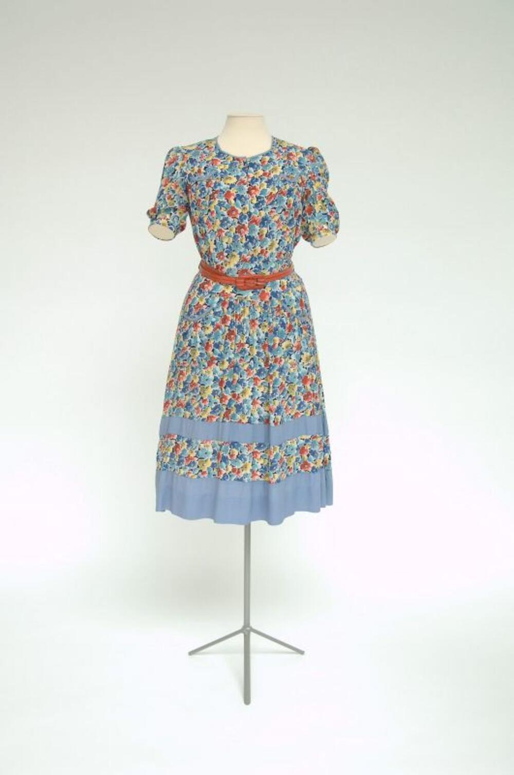 Zomerjurk met rode, blauwe en gele bloemen