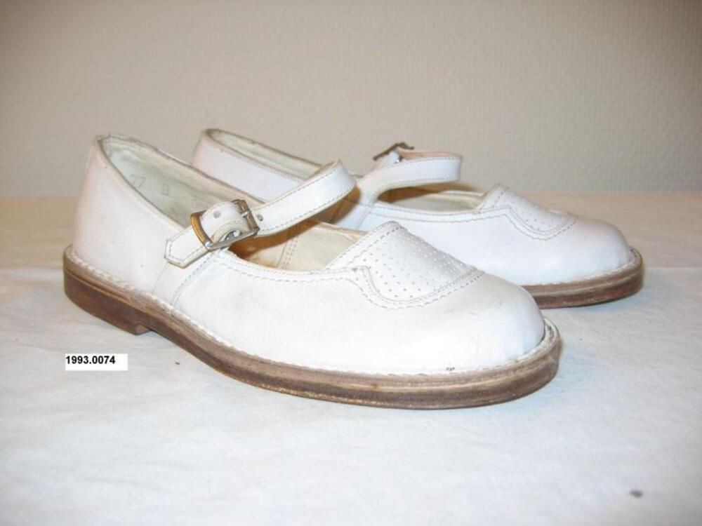 Schoenen in wit leer versierd met geperforeerd patroon op de wreef