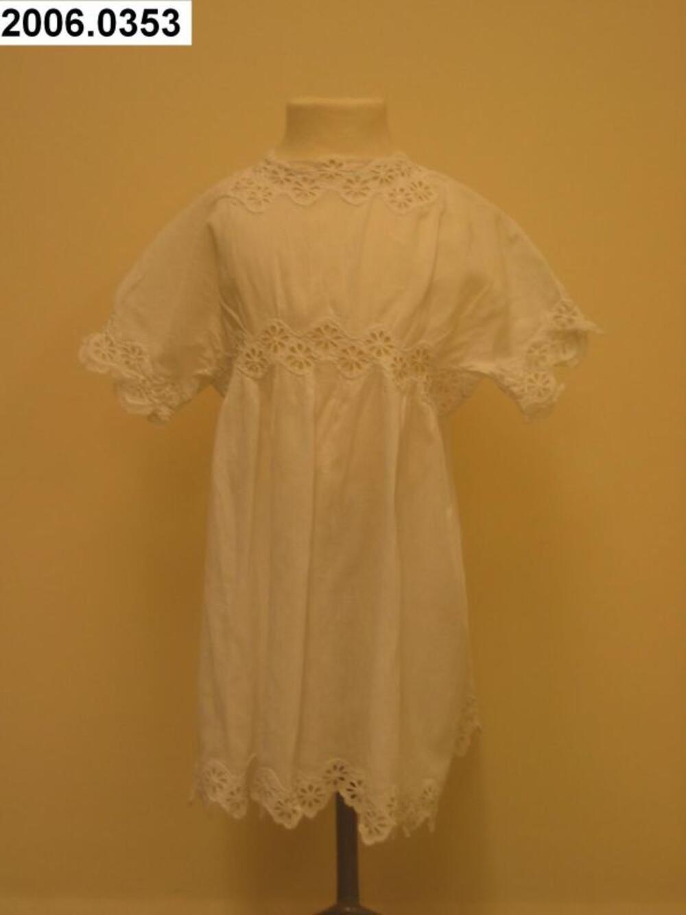 Jurk in wit katoen versierd met broderie anglaise