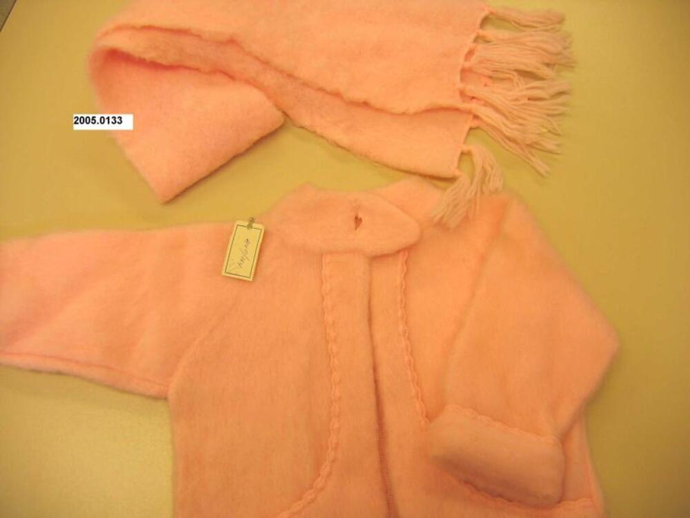 Mantel en sjaal in roze tricot