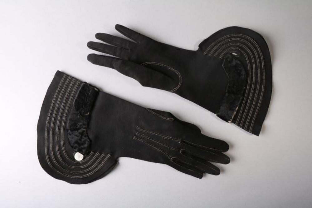 Handschoenen in zwart vilt met brede cirkelvormige polsboorden