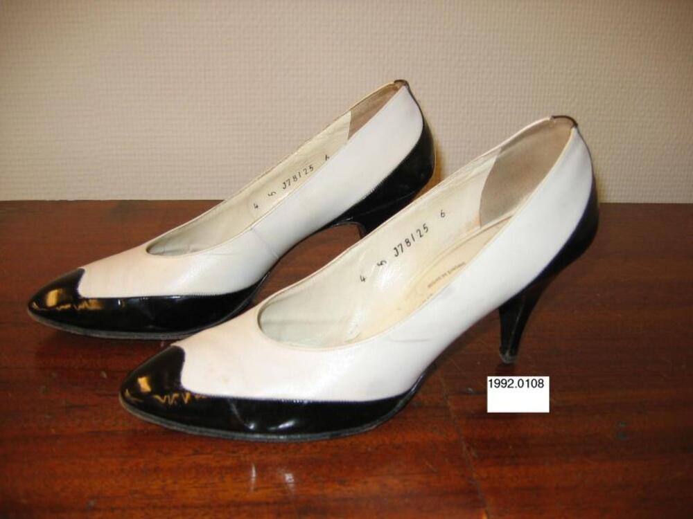 Pumps in wit leer met zwarte lakboord en hak