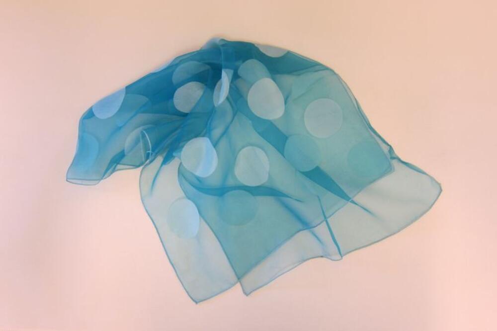 Foulard in blauwe organza met print van witte noppen