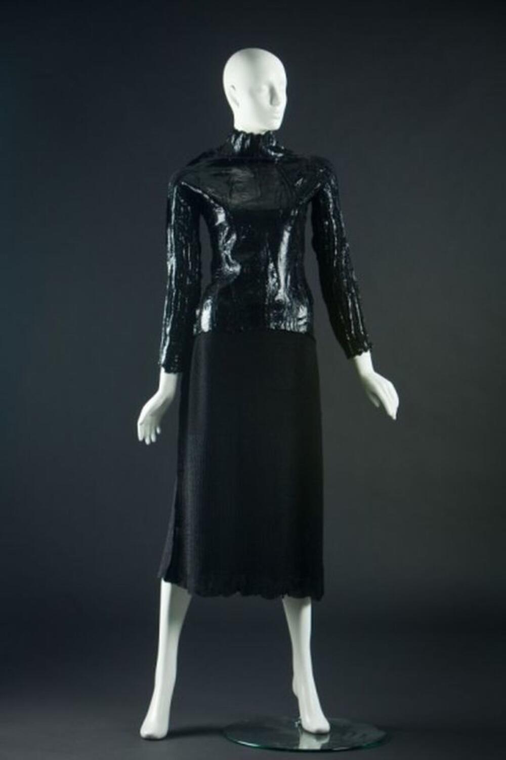 Ensemble bestaande uit een rok in zwart fantasietricot met gelamineerde top
