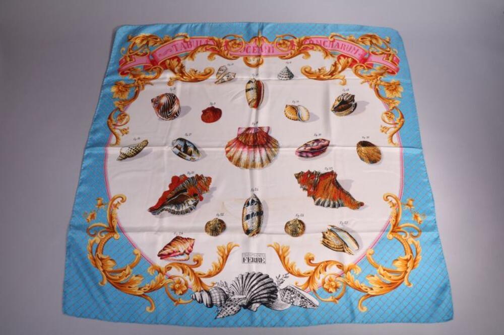 Foulard in ecrukleurige en blauwe zijde met schelpenprint
